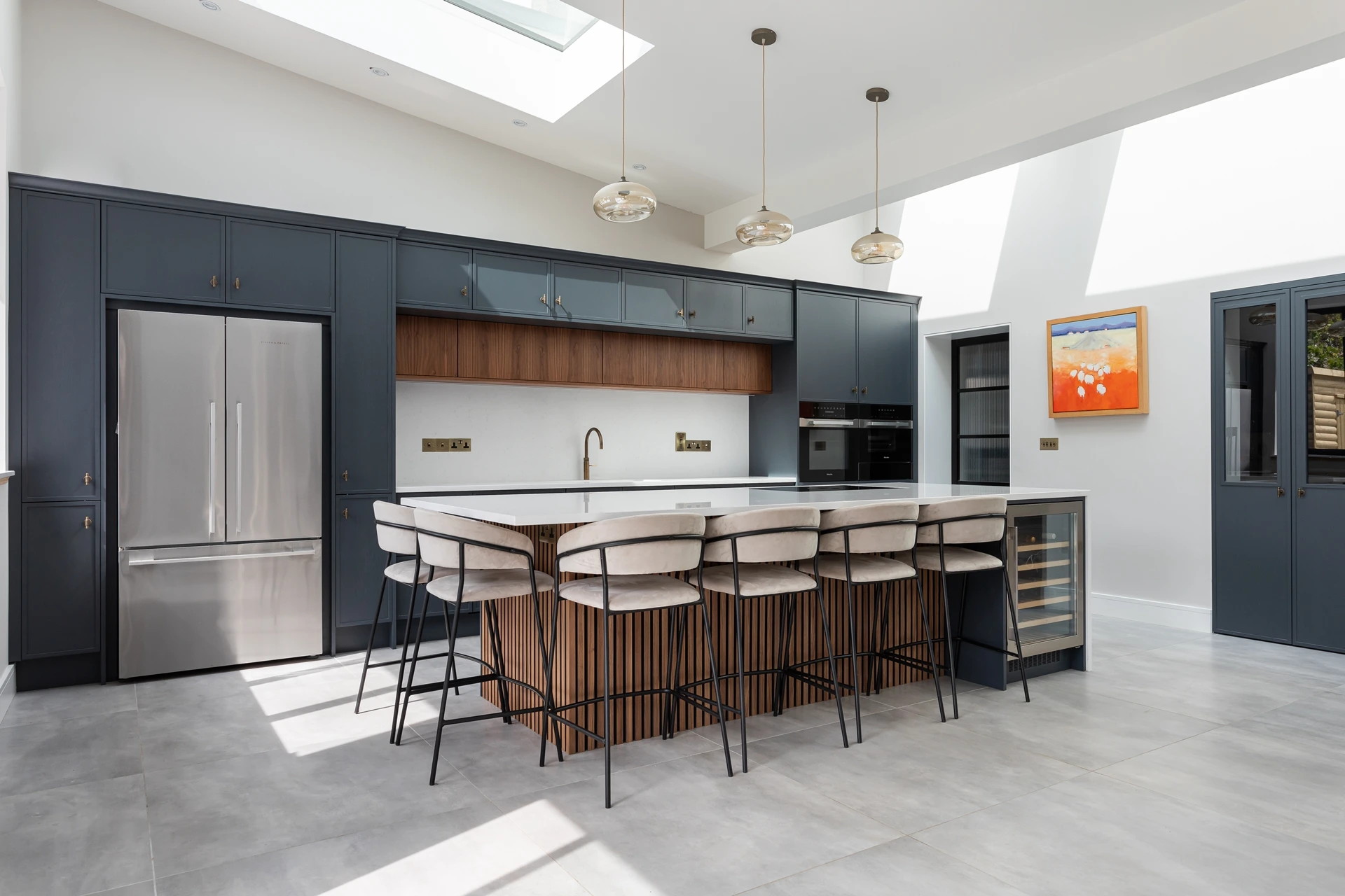 Contemporary Kitchen with Farrow & Ball Railings Cabinetry and Areti Bianco Quartz Worktop Doran Kitchens