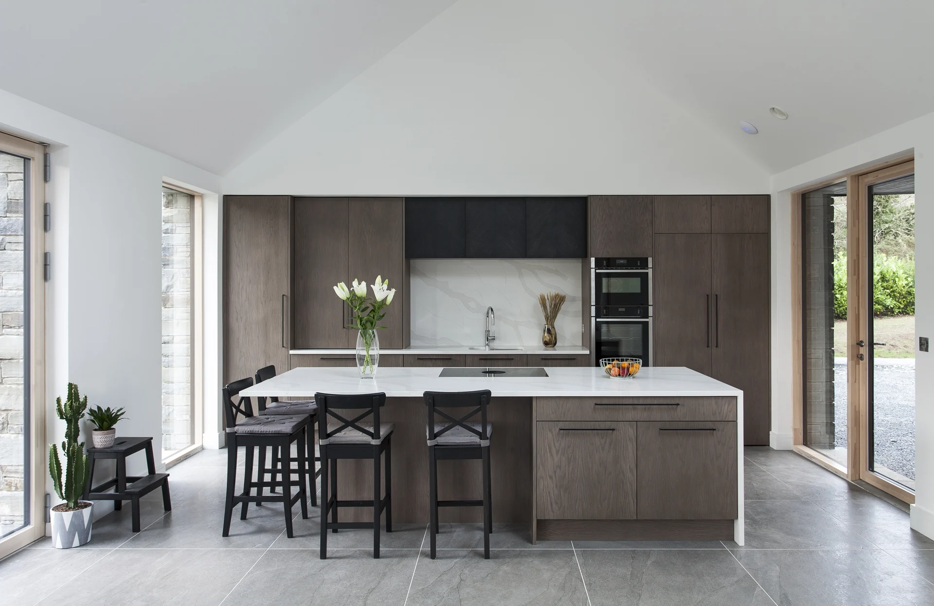 Contemporary Kitchen with Smoked Oak Cabinets and Calacatta G Quartz Worktop Dorans